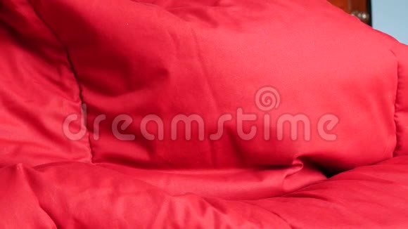 睡在红色的床上视频的预览图