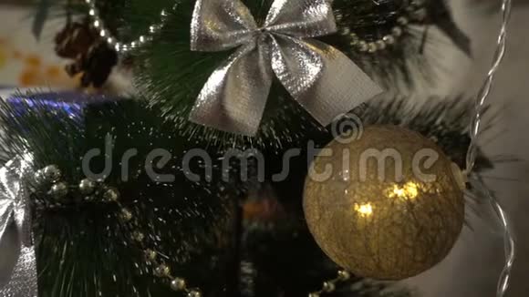 圣诞作文挂在圣诞树上的装饰品节日情绪高清视频的预览图