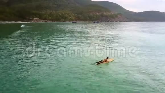 冲浪者在水上滑板车上划桨视频的预览图