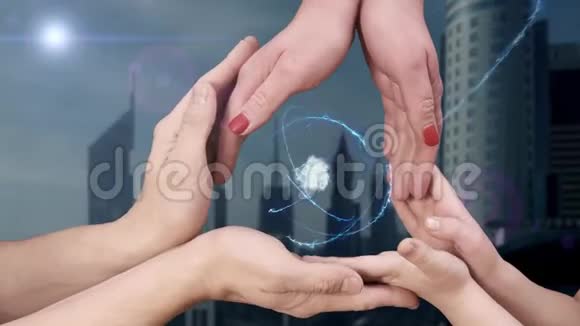 男人女人和孩子的手显示全息三维大脑视频的预览图