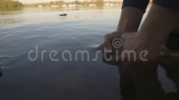 渔民释放鲤鱼返回河流钓鱼运动比赛诱饵视频的预览图