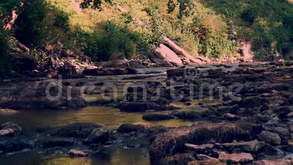 凯拉河在国家公园森林中的岩石之间流动5的第4部分视频的预览图