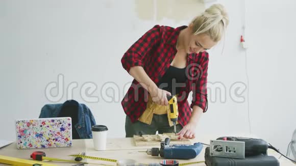 女钻木木板上工作台视频的预览图