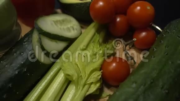 新鲜蔬菜和切好的蔬菜躺在木桌上4k视频的预览图