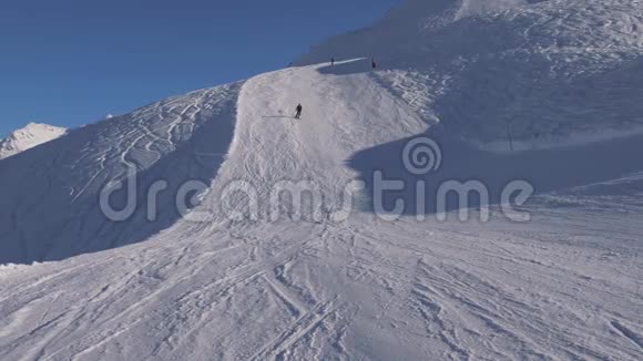 运动员滑雪板沿着斜坡向下左右快速转弯有效刹车视频的预览图