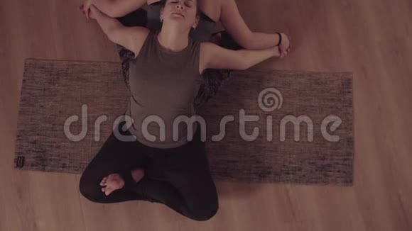 一对瑜伽两个女人坐在后面做瑜伽练习视频的预览图