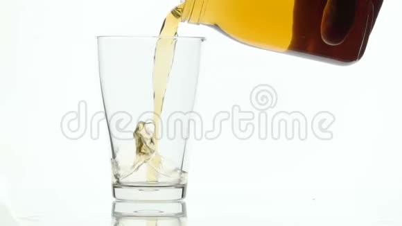 白色背景下从玻璃瓶中倒入苹果汁视频的预览图
