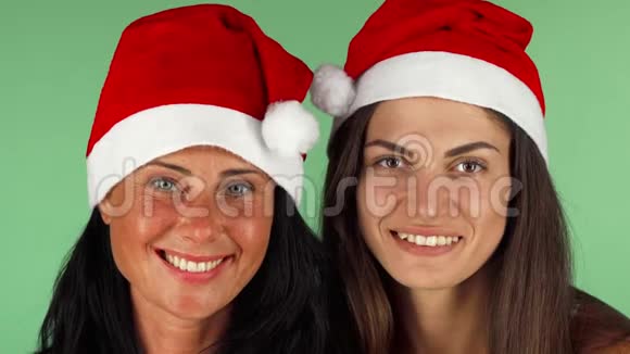 戴着圣诞老人帽子的快乐女人高兴地对着镜头笑视频的预览图