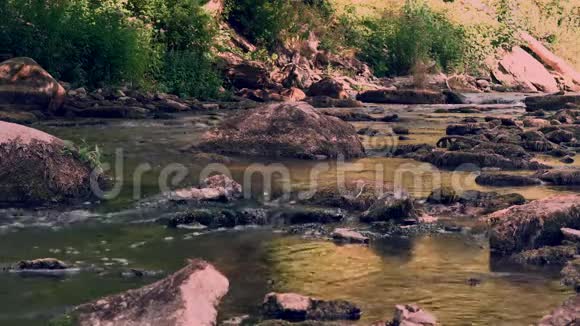 凯拉河在国家公园森林的岩石之间流动5的第1部分视频的预览图