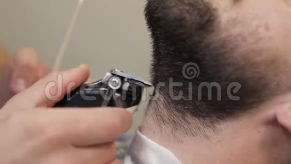 理发店刮胡子时留着黑胡子的顾客男子气概视频的预览图