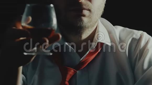 酒精中毒或酒精使用障碍的概念如留胡子的人在玻璃杯中饮酒视频的预览图