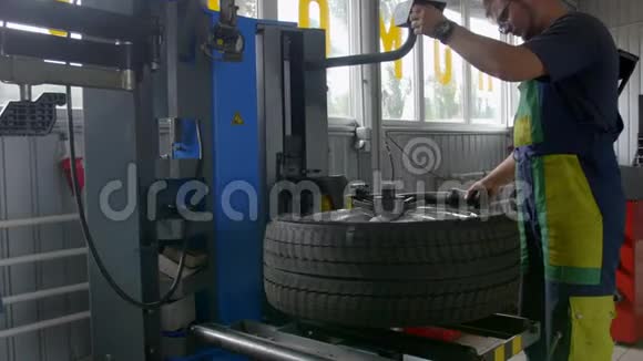 4k轮胎钳工正在维修和检查并调整一个车轮视频的预览图