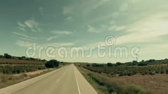 西班牙农业风光中一条乡村道路的低空航拍镜头视频的预览图
