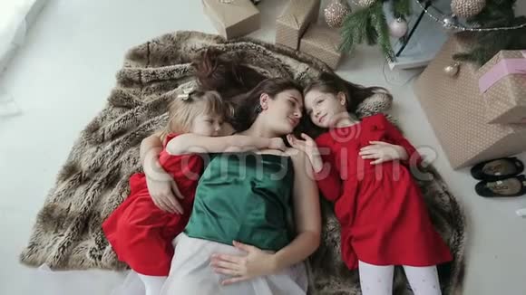 有趣的画面显示年轻女子和小女儿躺在地上互相看着视频的预览图