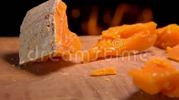 米莫利特奶酪的一块碎片落在木板上视频的预览图