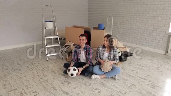 有趣的年轻夫妇搬到了一间新公寓视频的预览图