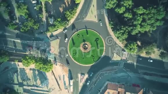 西班牙小镇环形交叉路口的空中自上而下的时间间隔视频的预览图