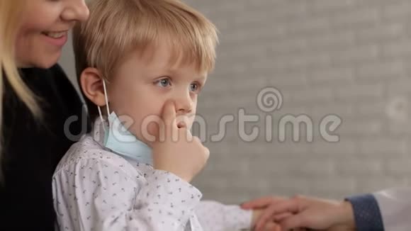 一个小孩用鼻子捏手指特写视频的预览图