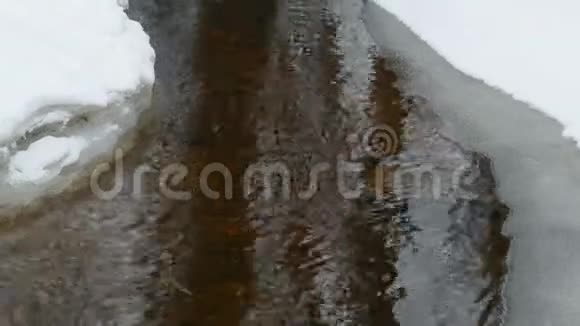 小溪被白雪覆盖视频的预览图