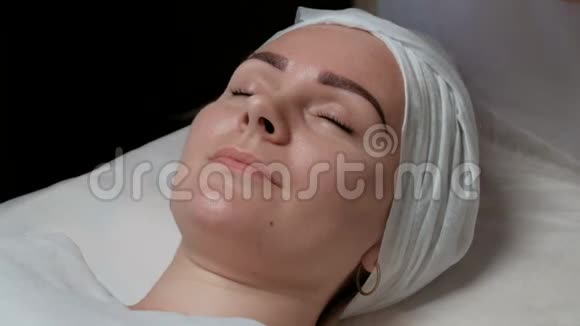一位专业的美容师在美容院用肥皂液洗脸的程序视频的预览图