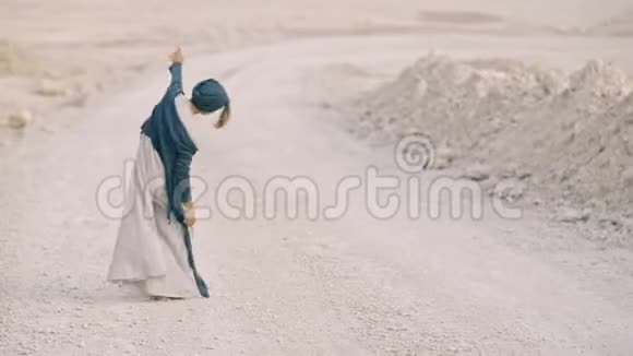 快乐的女孩赤脚在沙坑底部跳舞视频的预览图