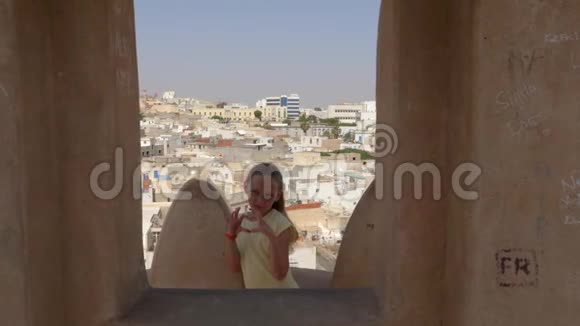年轻女孩在阿拉伯小镇的背景下跳着戏谑舞视频的预览图
