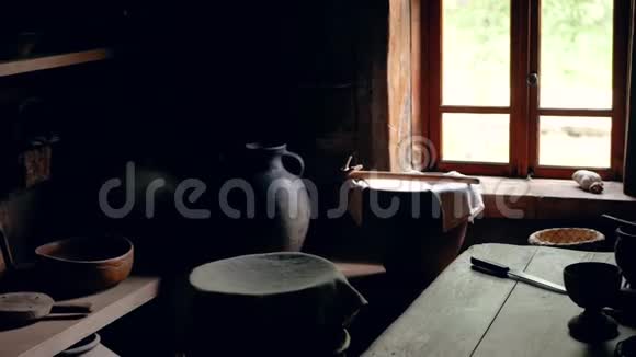厨房内部在木屋与老式陶器在暮色中视频的预览图