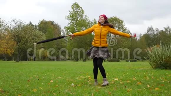 快乐的女人跳舞转身享受秋天的概念视频的预览图