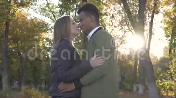 非裔美国人亲吻他的高加索女朋友视频的预览图