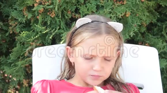 在大自然里吃三明治的小女孩视频的预览图