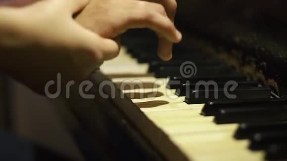 男人和女人弹钢琴视频的预览图