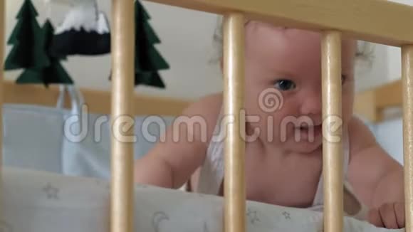 幼儿女孩学会把头躺在婴儿床上视频的预览图