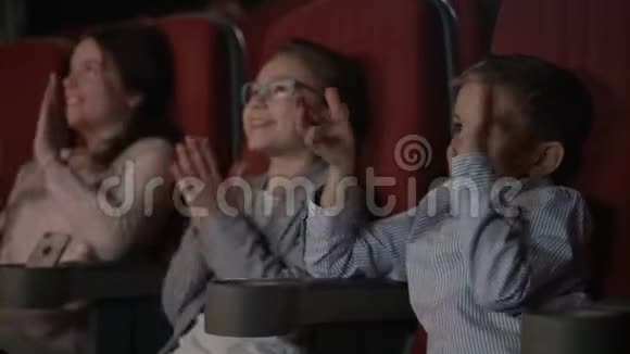 满意的孩子们在电影院鼓掌电影中的掌声风暴视频的预览图