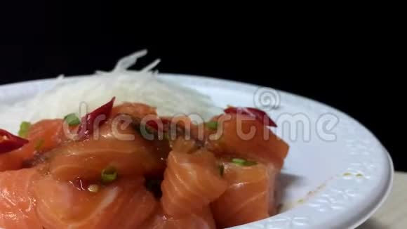白菜上的三文鱼刺身辣色拉视频的预览图