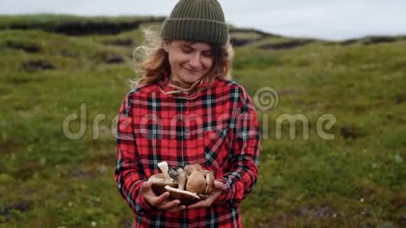 年轻女子手里拿着野生蘑菇视频的预览图
