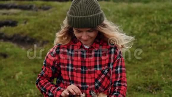 年轻女子手里拿着野生蘑菇视频的预览图