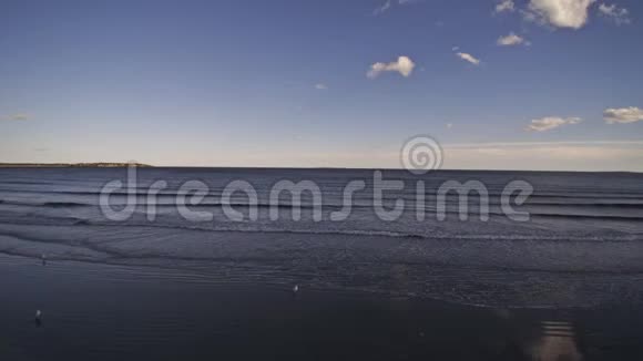 静止的一天海岸附近波浪线的水平特写视频的预览图