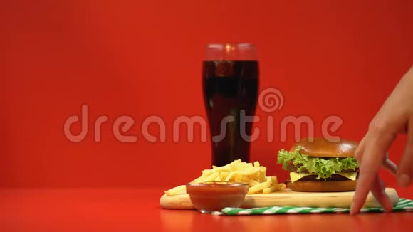 女性手拿汉堡快餐诱惑不健康饮食视频的预览图