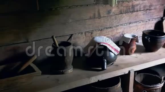俄罗斯式的室内厨房木屋在暮色中有古董陶器视频的预览图