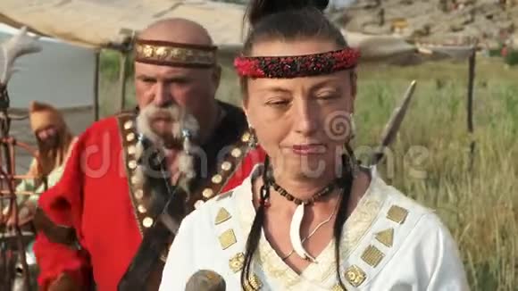 两个男人和一个穿着民族服装的女人在鼓上欢快地敲打着节奏北欧文化视频的预览图