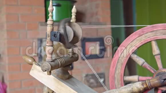 旧的焊接机脚驱由木材制成欧洲文化视频的预览图