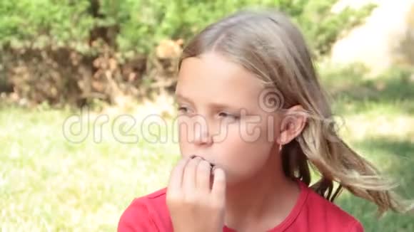 吃巧克力的小女孩在大自然中喝水视频的预览图