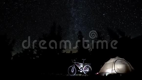 晚上在森林里帐篷里的人视频的预览图