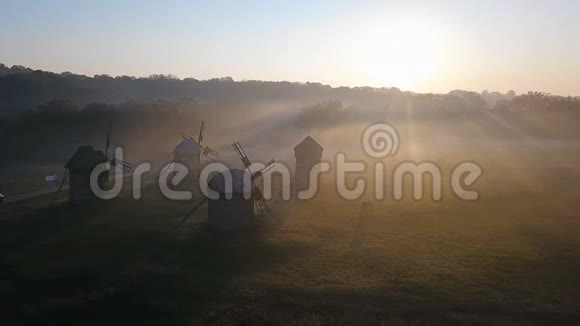 马用雾和磨坊在空地上放牧乡村浪漫的场景黎明和心情乌克兰的生态场所录像带视频的预览图