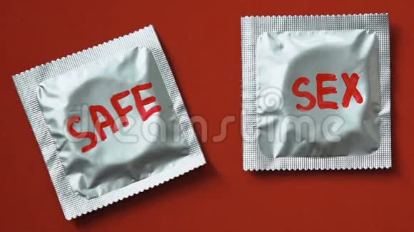 带有红色背景的安全性行为词汇的避孕套艾滋病性病警报的概念视频的预览图