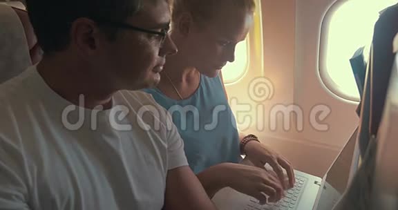 在飞机上使用笔记本电脑的年轻人视频的预览图