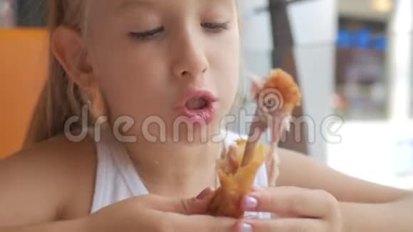 女孩坐在咖啡馆里吃鸡肉概念快餐视频的预览图