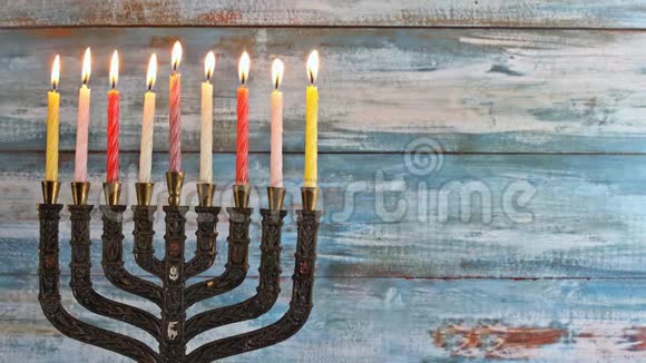 犹太节日光明节的摩诺拉抽象复古与摩诺拉传统与闪光覆盖视频的预览图