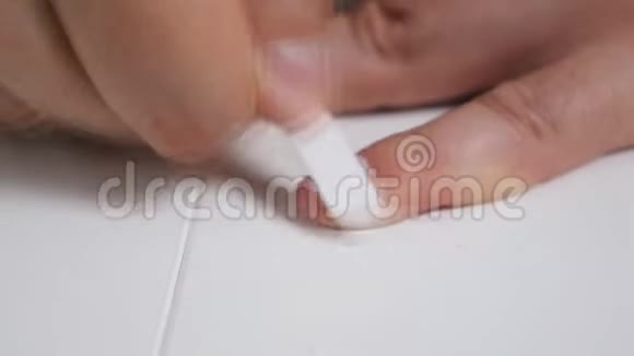 一个男人在家照顾他的指甲美容护理保健视频的预览图