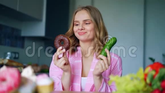 在新鲜黄瓜和巧克力甜甜圈之间做出选择视频的预览图